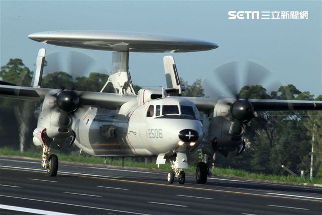 中華民國空軍E-2K（稱為鷹眼） 2006年4月在屏東基地正式舉行成軍，先進的NP2000型8葉螺旋槳，這樣可有效降低噪音及震動、提高飛行性能和系統可靠性，加裝Link16資料鏈之後，預警機能夠傳送大量雷達資料給戰機飛行員，直接導引戰機作戰。（記者邱榮吉/攝影）