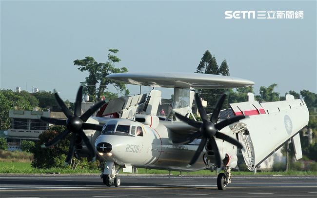 中華民國空軍E-2K（稱為鷹眼） 2006年4月在屏東基地正式舉行成軍，先進的NP2000型8葉螺旋槳，這樣可有效降低噪音及震動、提高飛行性能和系統可靠性，加裝Link16資料鏈之後，預警機能夠傳送大量雷達資料給戰機飛行員，直接導引戰機作戰。（記者邱榮吉/攝影）