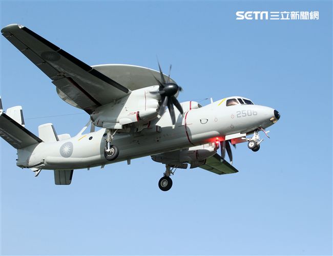中華民國空軍E-2K（稱為鷹眼） 2006年4月在屏東基地正式舉行成軍，先進的NP2000型8葉螺旋槳，這樣可有效降低噪音及震動、提高飛行性能和系統可靠性，加裝Link16資料鏈之後，預警機能夠傳送大量雷達資料給戰機飛行員，直接導引戰機作戰。（記者邱榮吉/攝影）