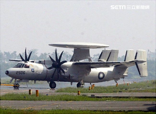 中華民國空軍E-2K（稱為鷹眼） 2006年4月在屏東基地正式舉行成軍，先進的NP2000型8葉螺旋槳，這樣可有效降低噪音及震動、提高飛行性能和系統可靠性，加裝Link16資料鏈之後，預警機能夠傳送大量雷達資料給戰機飛行員，直接導引戰機作戰。（記者邱榮吉/攝影）