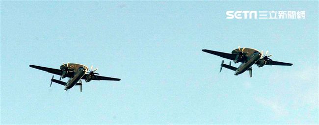 中華民國空軍E-2K（稱為鷹眼） 2006年4月在屏東基地正式舉行成軍，先進的NP2000型8葉螺旋槳，這樣可有效降低噪音及震動、提高飛行性能和系統可靠性，加裝Link16資料鏈之後，預警機能夠傳送大量雷達資料給戰機飛行員，直接導引戰機作戰。（記者邱榮吉/攝影）