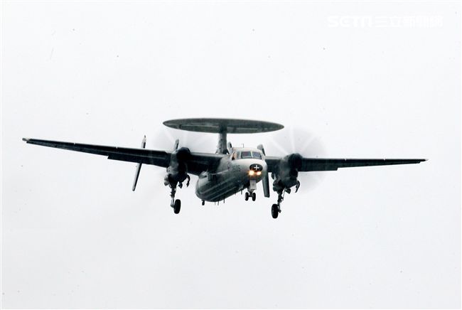 中華民國空軍E-2K（稱為鷹眼） 2006年4月在屏東基地正式舉行成軍，先進的NP2000型8葉螺旋槳，這樣可有效降低噪音及震動、提高飛行性能和系統可靠性，加裝Link16資料鏈之後，預警機能夠傳送大量雷達資料給戰機飛行員，直接導引戰機作戰。（記者邱榮吉/攝影）