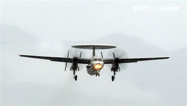 中華民國空軍E-2K（稱為鷹眼） 2006年4月在屏東基地正式舉行成軍，先進的NP2000型8葉螺旋槳，這樣可有效降低噪音及震動、提高飛行性能和系統可靠性，加裝Link16資料鏈之後，預警機能夠傳送大量雷達資料給戰機飛行員，直接導引戰機作戰。（記者邱榮吉/攝影）