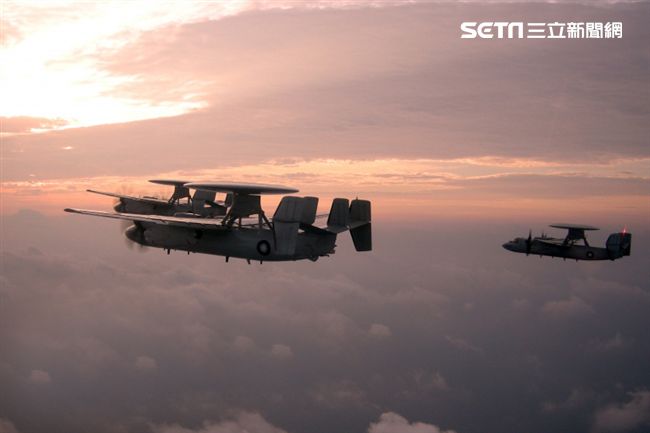 中華民國空軍E-2K（稱為鷹眼） 2006年4月在屏東基地正式舉行成軍，先進的NP2000型8葉螺旋槳，這樣可有效降低噪音及震動、提高飛行性能和系統可靠性，加裝Link16資料鏈之後，預警機能夠傳送大量雷達資料給戰機飛行員，直接導引戰機作戰。