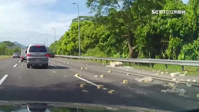 國道血滴子？防火磚沿路掉釀9車爆胎