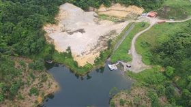 空拍,翠湖,基隆,禿,開挖,湖水,生態,環境,破壞
（圖／翻攝自空襲爆社【空中揭弊。保護環境】臉書）