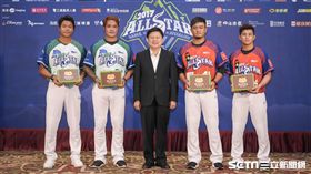 中華職棒明星對抗賽，花蓮縣長傅崐萁與陳傑憲、倪福德、林智勝、王躍霖合影留念。　圖／記者林敬旻攝