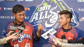 中華職棒明星對抗賽，明星紅隊王躍霖、陳傑憲受訪　圖／記者林敬旻攝