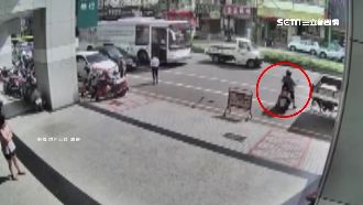 驚！拖吊車視線死角　倒車險輾機車婦