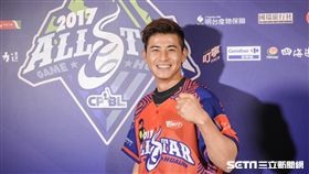 中華職棒明星對抗賽，明星紅隊陳傑憲受訪。　圖／記者林敬旻攝