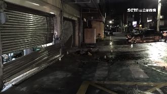 賓士撞民宅火燒車　駕駛受困慘成焦屍