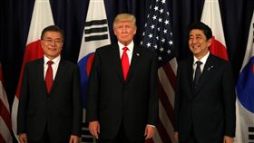 美國總統川普、南韓總統文在寅和日本首相安倍晉三趁在德國出席20國集團（G20）高峰會之便進行3邊會談，承諾施加「最大壓力」以對抗北韓核武威脅。（圖／路透社／達志影像）