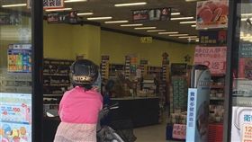 大媽坐機車髂店門口吹冷氣_台南諸事會社臉書