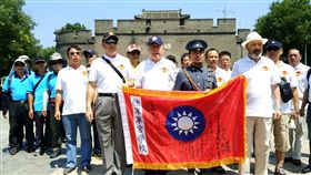 國軍退役上校繆德生（前排右2）花3個月時間重走北伐路，7日抵達北京盧溝橋，和中華民國陸軍軍官學校同學展示黃埔軍校校旗，唱起校歌，為這趟旅程畫下句點
。（資料照片）
中央社記者尹俊傑北京攝  106年7月8日
