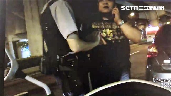 違規迴轉死不認錯　他遭開單攔警去路