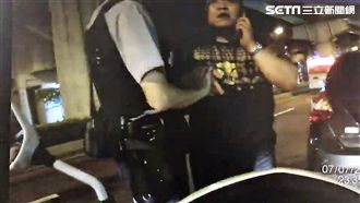 違規迴轉死不認錯　他遭開單攔警去路