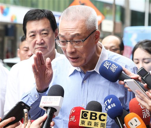 國民黨主席當選人吳敦義(前)8日表示,國家機密保護法對卸任正副總統等出國有相關規範,國軍退役將領也應該接受這種規定,「合理的規範是必要的」,他的回應怎麼能叫軟弱?中央社記者謝佳璋攝 106年7月8日