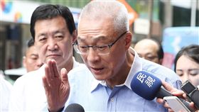 國民黨主席當選人吳敦義（前）8日表示，國家機密保護法對卸任正副總統等出國有相關規範，國軍退役將領也應該接受這種規定，「合理的規範是必要的」，他的回應怎麼能叫軟弱？中央社記者謝佳璋攝　106年7月8日