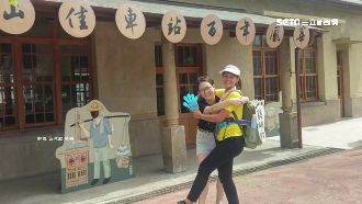 女雙腳走台灣　募擁抱、擊掌關懷非洲