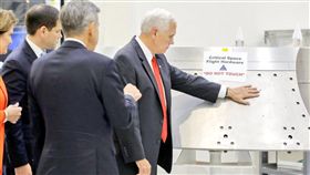 16:9
屁孩？寫「請勿觸摸」還狂摸　美副總統：我是被激的！
圖／翻攝自flyosity Twitter
https://twitter.com/flyosity/status/883171795091824640