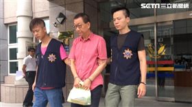 陳男在酒店喝酒拿出手槍炫耀，事後又覺得不妥，搭車回到住處附近，將槍藏於變電箱夾縫裡，被路人發現後報警處理，陳男亦遭循線逮獲（翻攝畫面）