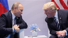 出席20國集團（G20）高峰會的美國總統川普和俄羅斯總統普丁場邊會談，針對莫斯科疑涉美國大選的事展開「非常紮實的交流」。美國國務卿提勒森說，兩人很投緣，根本停不下來。
