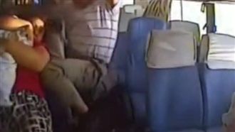 巴士翻車乘客全甩飛　母緊抱嬰兒獲救