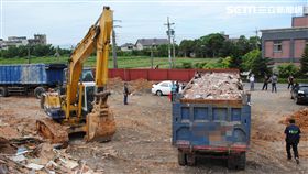 保七總隊第三大隊前往桃園市觀音區的園藝場查緝，現場發現1個6米多深的坑洞，以及大量的事業廢棄物，警方一舉逮捕陳嫌等5人，訊後依違反廢棄物清理法移送法辦。