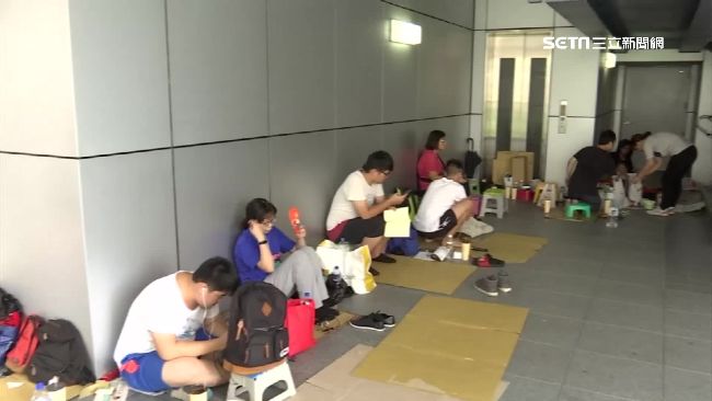 LV推潮牌聯名款　排隊人潮夜宿街頭
