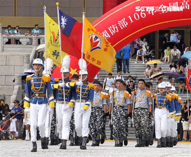 國防部106全國高中職校儀隊競賽決賽，在中正紀念堂廣場前隆重登場。（記者邱榮吉/攝影）
