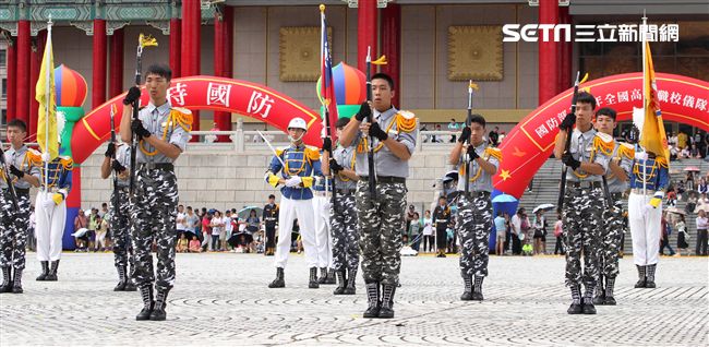 國防部106全國高中職校儀隊競賽決賽，在中正紀念堂廣場前隆重登場。（記者邱榮吉/攝影）