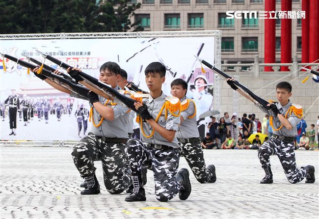 國防部106全國高中職校儀隊競賽決賽，在中正紀念堂廣場前隆重登場。（記者邱榮吉/攝影）