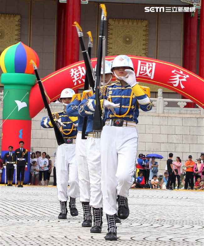 國防部106全國高中職校儀隊競賽決賽，在中正紀念堂廣場前隆重登場。（記者邱榮吉/攝影）