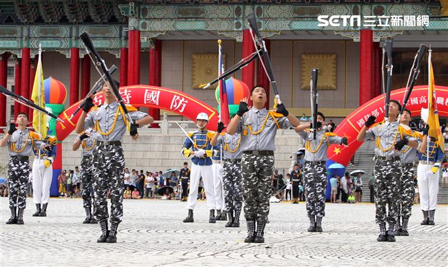 國防部106全國高中職校儀隊競賽決賽，在中正紀念堂廣場前隆重登場。（記者邱榮吉/攝影）