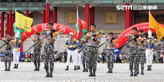 國防部106全國高中職校儀隊競賽決賽，在中正紀念堂廣場前隆重登場。（記者邱榮吉/攝影）