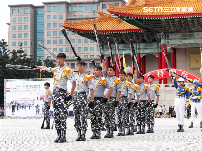 國防部106全國高中職校儀隊競賽決賽，在中正紀念堂廣場前隆重登場。（記者邱榮吉/攝影）