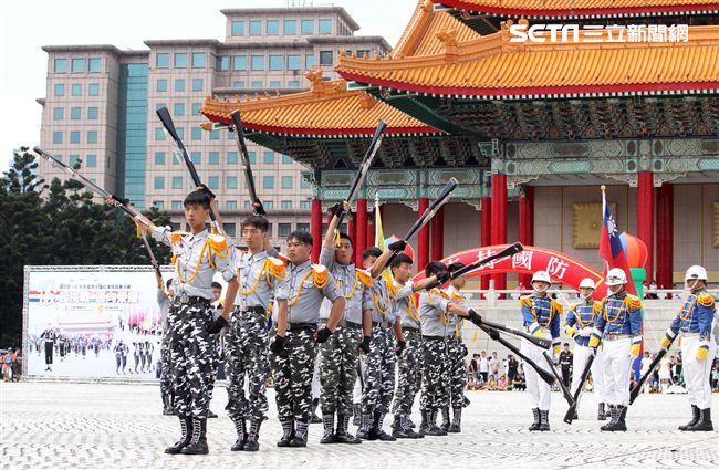 國防部106全國高中職校儀隊競賽決賽，在中正紀念堂廣場前隆重登場。（記者邱榮吉/攝影）