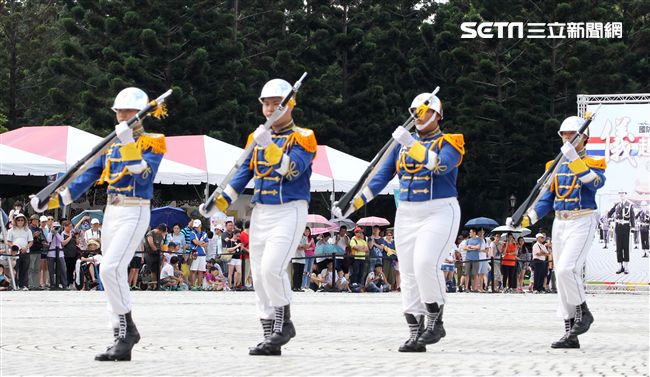 國防部106全國高中職校儀隊競賽決賽，在中正紀念堂廣場前隆重登場。（記者邱榮吉/攝影）