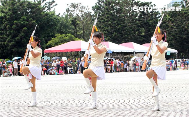 國防部106全國高中職校儀隊競賽決賽，在中正紀念堂廣場前隆重登場。（記者邱榮吉/攝影）