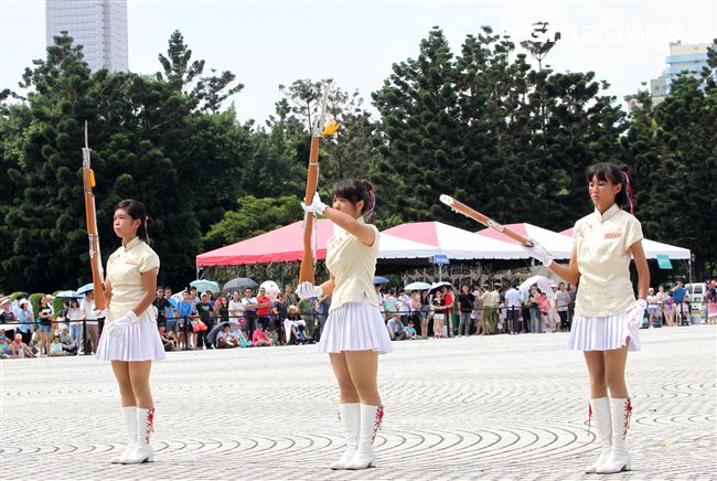 國防部106全國高中職校儀隊競賽決賽，在中正紀念堂廣場前隆重登場。（記者邱榮吉/攝影）