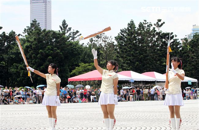 國防部106全國高中職校儀隊競賽決賽，在中正紀念堂廣場前隆重登場。（記者邱榮吉/攝影）