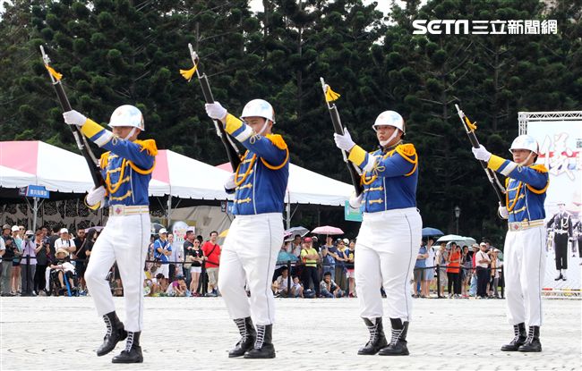 國防部106全國高中職校儀隊競賽決賽，在中正紀念堂廣場前隆重登場。（記者邱榮吉/攝影）