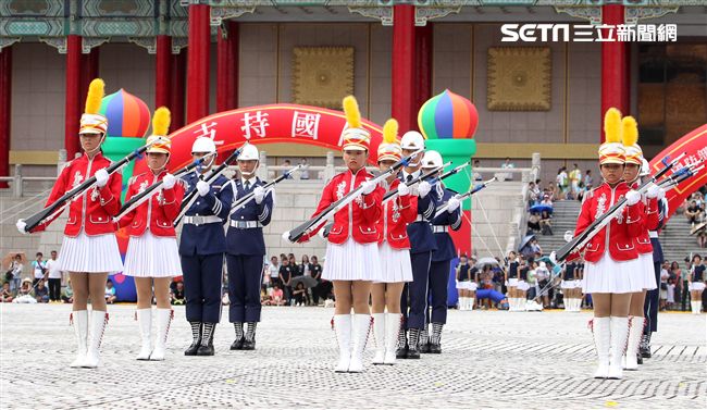 國防部106全國高中職校儀隊競賽決賽，在中正紀念堂廣場前隆重登場。（記者邱榮吉/攝影）
