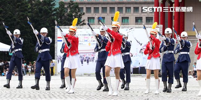 國防部106全國高中職校儀隊競賽決賽，在中正紀念堂廣場前隆重登場。（記者邱榮吉/攝影）