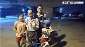 皮姓老翁與孫女至河堤騎單車，卻不慎與對方失散，他隨即請求路過警員幫忙，兩名警員分往不同方向找尋，最後在5號水門找到女童，順利讓爺孫倆團圓（翻攝畫面）