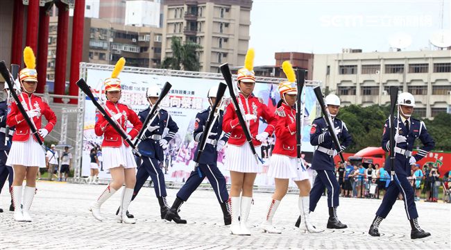 國防部106全國高中職校儀隊競賽決賽，在中正紀念堂廣場前隆重登場。（記者邱榮吉/攝影）