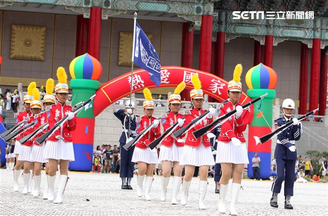 國防部106全國高中職校儀隊競賽決賽，在中正紀念堂廣場前隆重登場。（記者邱榮吉/攝影）