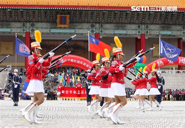 國防部106全國高中職校儀隊競賽決賽，在中正紀念堂廣場前隆重登場。（記者邱榮吉/攝影）