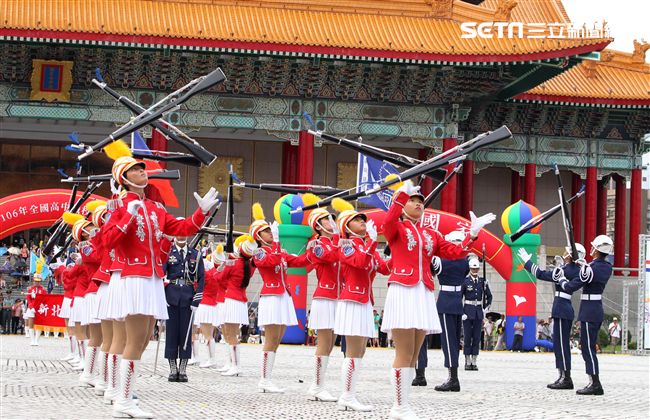 國防部106全國高中職校儀隊競賽決賽，在中正紀念堂廣場前隆重登場。（記者邱榮吉/攝影）