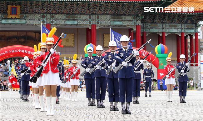 國防部106全國高中職校儀隊競賽決賽，在中正紀念堂廣場前隆重登場。（記者邱榮吉/攝影）